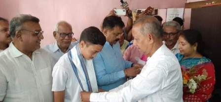 আইএসসি পরীক্ষায় সফলতার শুভেচ্ছা জানাতে বাড়িতে মেয়র 