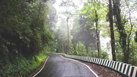তাপে হাঁসফাঁস পর্যটকরা বাঁচল বৃষ্টি ভেজায়