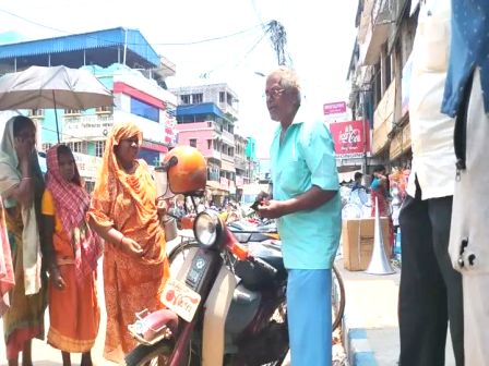 দুঃস্থদের মিষ্টিমুখের জন্য অর্থ বিলি