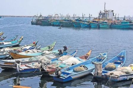 সমুদ্রে মাছ ধরতে যাওয়ার অপেক্ষায় মৎস্যজীবিরা