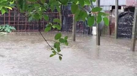 পাহাড় বেয়ে বৃষ্টির কাদাজলে বিপর্যস্ত জয়গাঁও