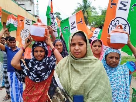 ভোটে কংগ্রেসের গড়ে লক্ষীর ভান্ডারের প্রচারে তৃণমূল