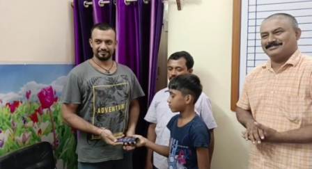 শিশুর মহানুভবতায় হারানো আই ফোন ফেরত