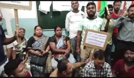 অস্থায়ী কর্মী নিয়োগের বিষয়ে অবস্থান বিক্ষোভ