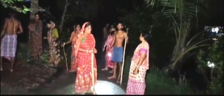 বাঘের গর্জনে আতঙ্কে পাহারায় গ্রামবাসীরা