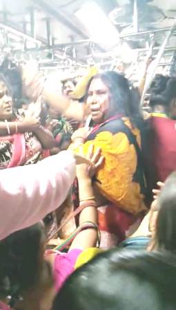 বনগাঁ লোকালে মহিলার কামড়ে বচসা ও রক্তাক্ত