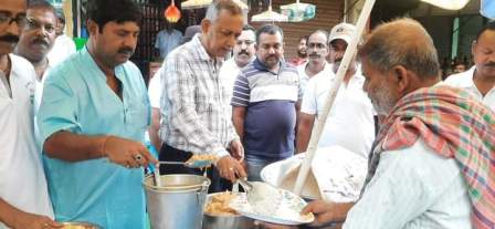 পাঁচ টাকার বিনিময়ে দুপুরের আহারের ব্যবস্থা