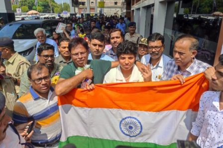 শহরে ফিরলেন রিচা, অভিনন্দনে ভাসলেন