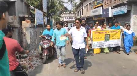 ডেঙ্গু সচেতনতায় লিফলেট হাতে পৌরপ্রধান