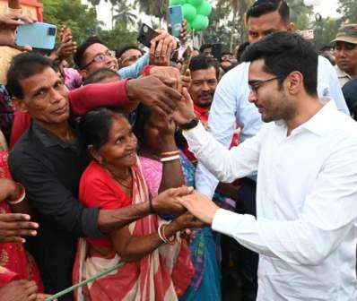 ভোটের জন্য প্রচারে নেমেছেন অভিষেক