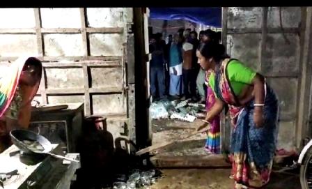 গ্রামের মদের ঠেক ভাঙলো মহিলারা