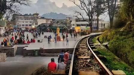 ছুটির সন্ধ্যায় ম্যালে পর্যটকদের ভিড়