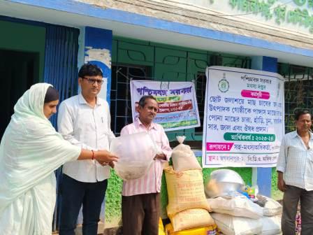 মাছ চাষের সামগ্রী প্রদান ভগবানপুরে