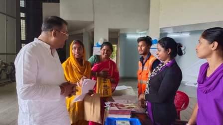 দুয়ারে সরকার শিবির পরিদর্শনে ডেপুটি মেয়র