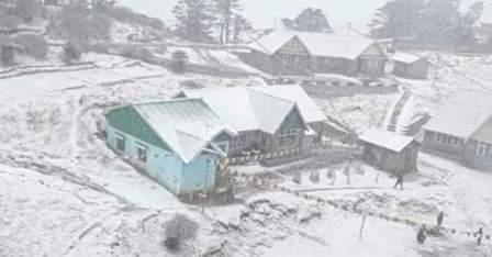 পাহাড়ে তুষারপাতে খুশিতে মজে পর্যটকরা