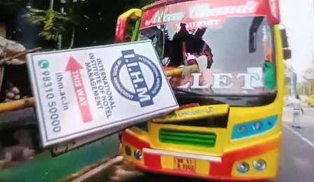 সিগন্যাল পোস্ট ভেঙে বিপত্তি