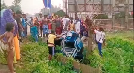 নিয়ন্ত্রণ হারিয়ে টোটো উল্টে আহত ৩