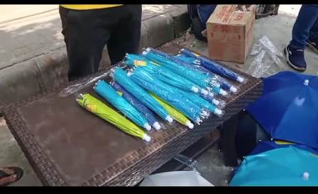 রিকশা ও ভ্যানচালকদের ছাতা বিতরণ