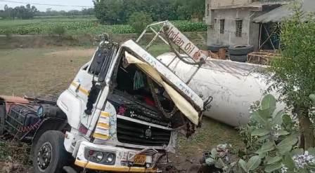 নিয়ন্ত্রণ হারিয়ে গ্যাস ট্যাঙ্কার উল্টে বিপত্তি 