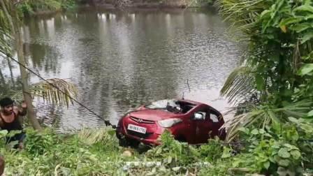 নিয়ন্ত্রণ হারিয়ে প্রাইভেট গাড়ী পুকুরে মৃত ৩