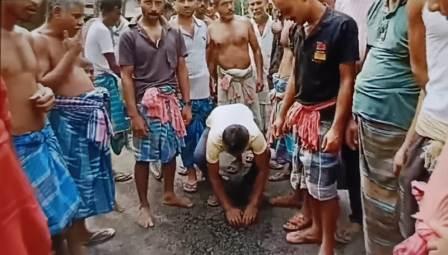 রাস্তা সংস্কারে নিম্নমানের সামগ্রী ব্যবহারে বিক্ষোভ 