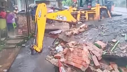 অবৈধ নির্মান ভেঙে জল যন্ত্রণার উপশম