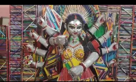 পেন ও পেনসিল সহযোগে দূর্গা প্রতিমার হদিস