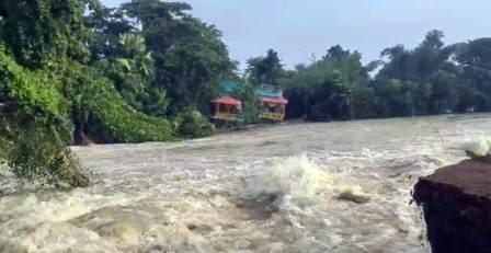 কংসাবতী নদীর বাঁধ ভেঙ্গে প্লাবিত পাঁশকুড়া
