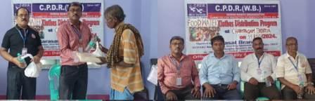 বন্যা দুর্গত এলাকায় বস্ত্র ও খাবার বিতরণ