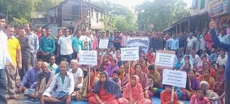 স্থানীয় দাবীতে কৃষকের পথ অবরোধ