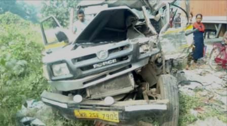 ভয়ংকর দুর্ঘটনায় পুলকার চালক সহ পড়ুয়া আহত