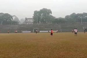 কুয়াশাচ্ছন্ন কাঞ্চনজঙ্ঘা স্টেডিয়ামে ফুটবল লীগের খেলা