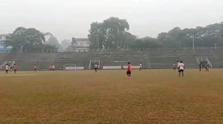 কুয়াশাচ্ছন্ন কাঞ্চনজঙ্ঘা স্টেডিয়ামে ফুটবল লীগের খেলা