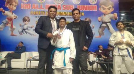 ক্যারাটে প্রতিযোগিতায় জাতীয় স্তরে ব্রোঞ্জ পদক জয়ী স্বর্ণাভ 