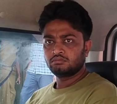 পুলিশের হাতে ধৃত ভুয়ো পুলিশ আধিকারিক 