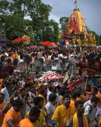ঐতিহাসিক গগন-চুম্বি ৩টি রথের কেতন ওড়ালো বেলঘরিয়া