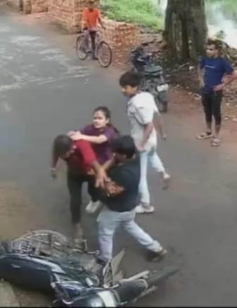 সুরা পানের প্রতিবাদ করে আহত শিক্ষক