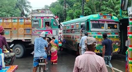 নির্মাণ সামগ্রীর দখলে রাজপথ