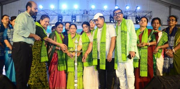 উন্নয়নের পথে মানুষের সাথে প্রদর্শনী