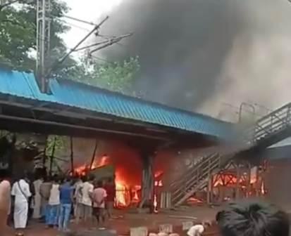 ভয়াবহ অগ্নিকাণ্ড  সন্তোষপুর রেল স্টেশন চত্বরে