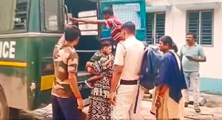 সীমান্তে ধৃত দালাল সহ তিন