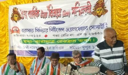 বারাসাতে সিনিয়র নাগরিকদের মধ্যে পৌর প্রধান