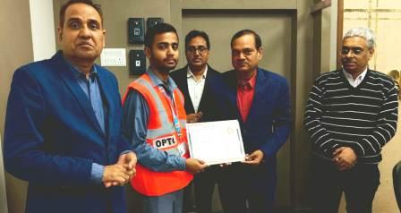 যাত্রীর প্রাণ রক্ষায় সম্মানিত পয়েন্টসম্যান 