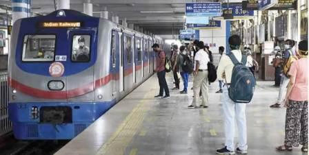 সাতসকালে ব্যাহত মেট্রো পরিষেবা, বিপাকে যাত্রীরা