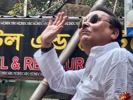 মদন মিত্রের নির্বাচনী প্রচারে দেবের আগমনে জন জোয়ার