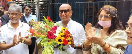 নির্বাচনী প্রচারে পুষ্প বৃষ্টি রথীন ঘোষকে ঘিরে 