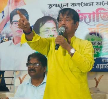 হাবড়ায় ভোটযুদ্ধের প্রস্তুতিতে মাঠে নেমে তৃণমূল কর্মীদের লড়াই