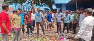 বেতন ও পরিচয় পত্রের দাবীতে  সাফাই কর্মীদের বিক্ষোভ