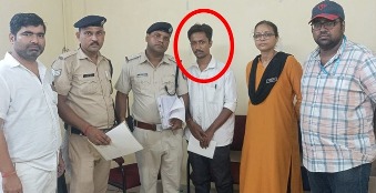 মাঝেরহাটে ধৃত ভুয়ো টিকিট পরীক্ষক